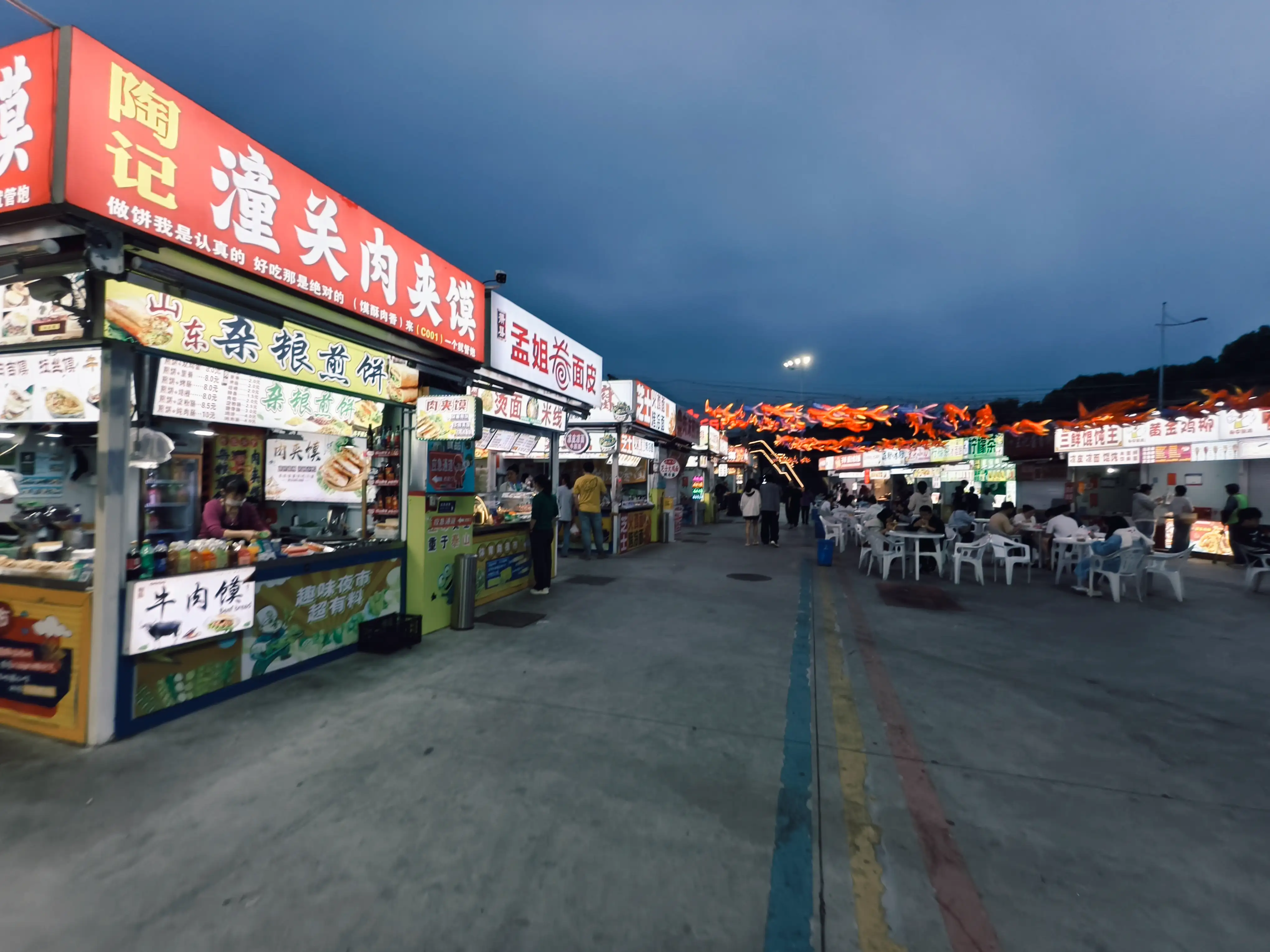 体育路美食街全景